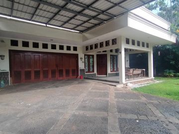 Rumah Luas 1 Lantai dengan Halaman Besar di Joglo, Jakarta Barat
