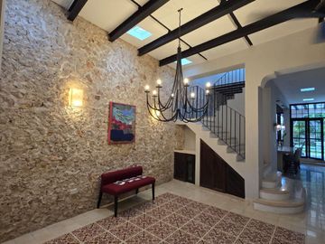 CASA EN VENTA POR PASEO DE MONTEJO