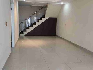 Rumah rapih bagus 2 lantai disewakan Sunter Jakarta Utara
