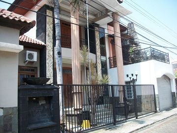 Rumah di Rungkut Asri Tengah