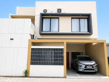 JUAL RUMAH MEWAH  MURAH  2 LANTAI  DI COLOMADU KARANGANYAR  DEKAT KOTA SOLO