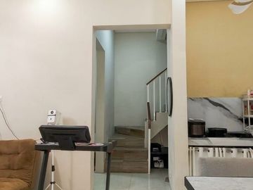 JUAL RUMAH MEWAH  MURAH  2 LANTAI  DI COLOMADU KARANGANYAR  DEKAT KOTA SOLO