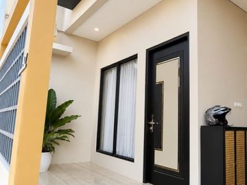 JUAL RUMAH MEWAH  MURAH  2 LANTAI  DI COLOMADU KARANGANYAR  DEKAT KOTA SOLO
