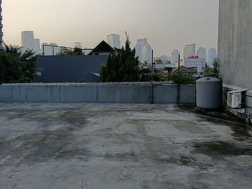 Bangunan ex kantor atau mini building Benhil Jakpus, luas 348m, parkir luas