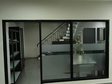 Bangunan ex kantor atau mini building Benhil Jakpus, luas 348m, parkir luas