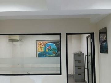 Bangunan ex kantor atau mini building Benhil Jakpus, luas 348m, parkir luas