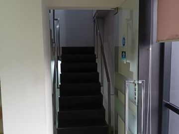 Bangunan ex kantor atau mini building Benhil Jakpus, luas 348m, parkir luas