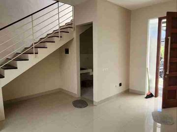 Under 1 M, Rumah 2 Lantai Grand Harvest Kebraon Dekat Wiyung