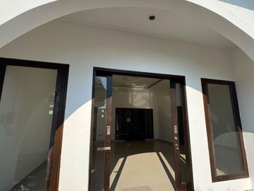 Tropical Villa: Modern Standalone Home with Sunset Views in Tibubeneng, Canggu