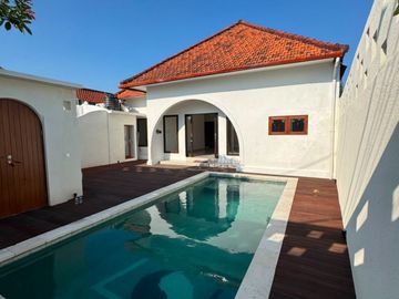 Tropical Villa: Modern Standalone Home with Sunset Views in Tibubeneng, Canggu