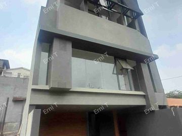 Rumah 3 Lantai Dengan Rooftop Desain Modern Di Jakarta Selatan