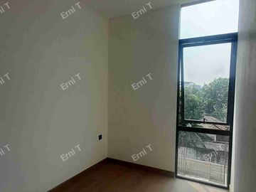 Rumah 3 Lantai Dengan Rooftop Desain Modern Di Jakarta Selatan