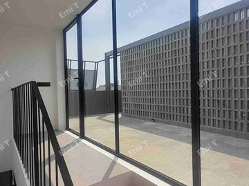 Rumah 3 Lantai Dengan Rooftop Desain Modern Di Jakarta Selatan