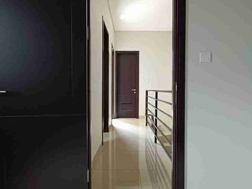 Disewa Rumah 2 Lantai, Lokasi Strategis, Bebas Banjir, di Cluster Viola Summarecon Crown Gading, Bekasi