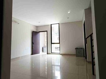 Disewa Rumah 2 Lantai, Lokasi Strategis, Bebas Banjir, di Cluster Viola Summarecon Crown Gading, Bekasi