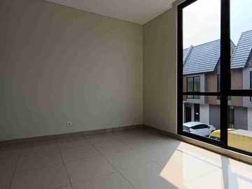 Disewa Rumah 2 Lantai, Lokasi Strategis, Bebas Banjir, di Cluster Viola Summarecon Crown Gading, Bekasi