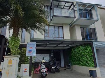 Rumah Modern 3 Lantai Permata Jingga West Diera Malang. Dekat Universitas Brawijaya, Politeknik Negeri Malang (Polinema). MLG00140