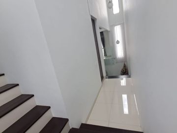 Rumah Modern 3 Lantai Permata Jingga West Diera Malang. Dekat Universitas Brawijaya, Politeknik Negeri Malang (Polinema). MLG00140