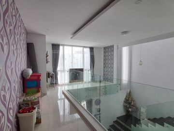 Rumah Modern 3 Lantai Permata Jingga West Diera Malang. Dekat Universitas Brawijaya, Politeknik Negeri Malang (Polinema). MLG00140