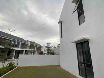 Dijual Rumah 2 Lantai Diamond Pavilion Posisi Hook Samping dan Belakang Taman