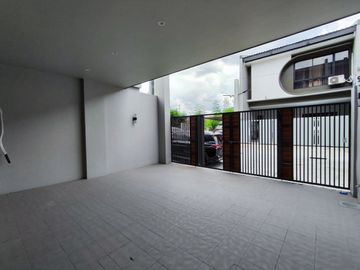 5 Bedroom Townhouse for Sale in Vermont Park Antipolo City -AJCE