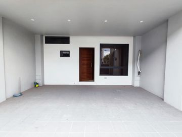 5 Bedroom Townhouse for Sale in Vermont Park Antipolo City -AJCE