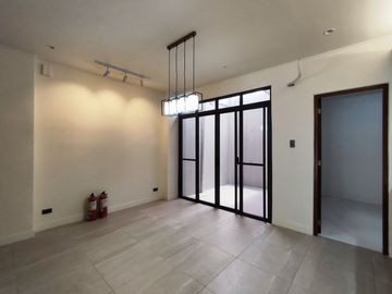 5 Bedroom Townhouse for Sale in Vermont Park Antipolo City -AJCE