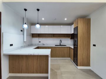 5 Bedroom Townhouse for Sale in Vermont Park Antipolo City -AJCE