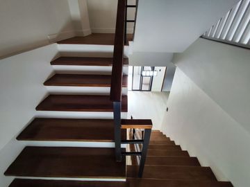 5 Bedroom Townhouse for Sale in Vermont Park Antipolo City -AJCE