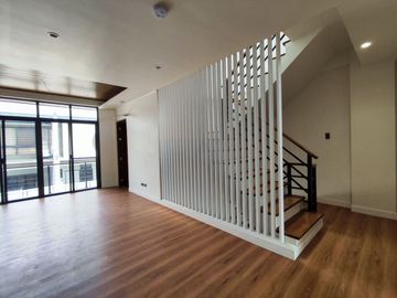 5 Bedroom Townhouse for Sale in Vermont Park Antipolo City -AJCE