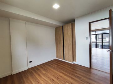 5 Bedroom Townhouse for Sale in Vermont Park Antipolo City -AJCE