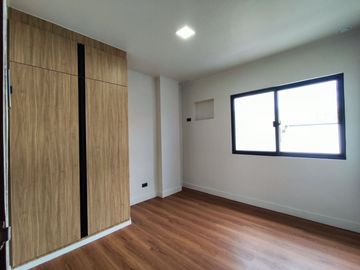 5 Bedroom Townhouse for Sale in Vermont Park Antipolo City -AJCE