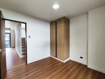 5 Bedroom Townhouse for Sale in Vermont Park Antipolo City -AJCE