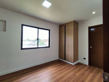 5 Bedroom Townhouse for Sale in Vermont Park Antipolo City -AJCE