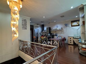 ANA RUMAH UK 13X19.5M BONUS LAHAN PARKIR DI KOMPLEK DUTA MAS JELAMBAR