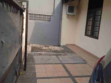 Rumah bagus 2 lantai semifurnish dan akses 1 mobil di Tebet Barat Jaksel