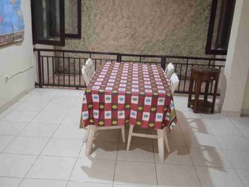 Rumah bagus 2 lantai semifurnish dan akses 1 mobil di Tebet Barat Jaksel