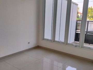 Dijual Rumah Luxury Hoek 2.5 Lantai Pulomas Utara Jakarta Timur- 6.1M Nego