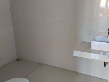 Dijual Rumah Luxury Hoek 2.5 Lantai Pulomas Utara Jakarta Timur- 6.1M Nego