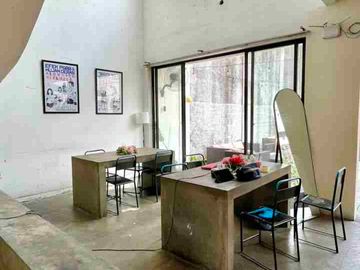 Rumah Cafe Cozy di Jalan Boulevard Modernland
