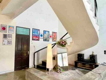 Rumah Cafe Cozy di Jalan Boulevard Modernland