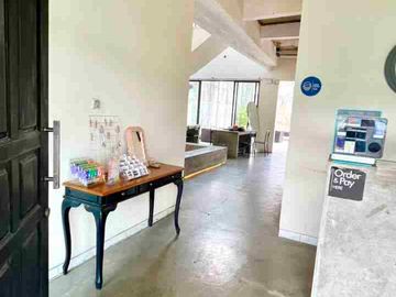Rumah Cafe Cozy di Jalan Boulevard Modernland