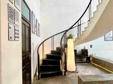 Rumah Cafe Cozy di Jalan Boulevard Modernland