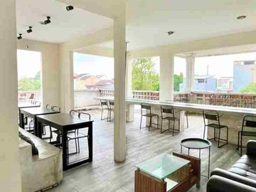 Rumah Cafe Cozy di Jalan Boulevard Modernland