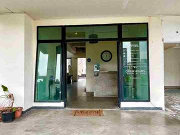Rumah Cafe Cozy di Jalan Boulevard Modernland