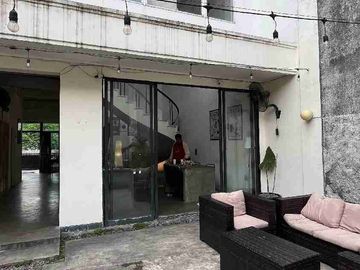Rumah Cafe Cozy di Jalan Boulevard Modernland