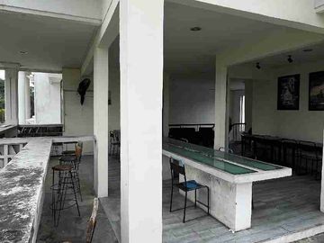 Rumah Cafe Cozy di Jalan Boulevard Modernland
