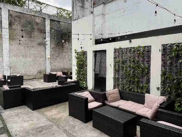 Rumah Cafe Cozy di Jalan Boulevard Modernland