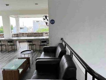 Rumah Cafe Cozy di Jalan Boulevard Modernland