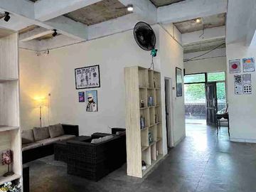 Rumah Cafe Cozy di Jalan Boulevard Modernland